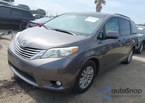 2013 Toyota Sienna Xle V6 8 Passenger z USA, uszkodzony, nr VIN 5TDYK3DC1DS353367